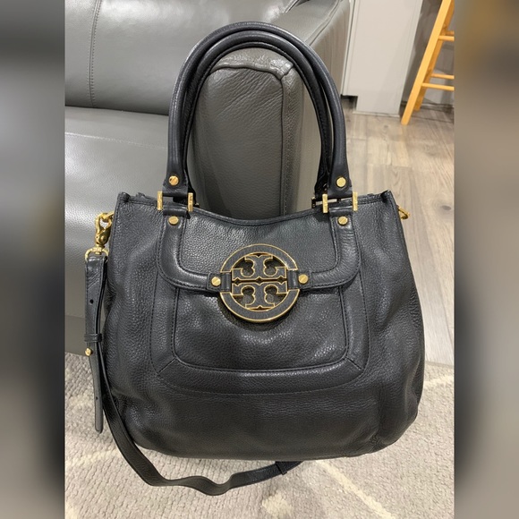 Tory Burch Handbags - Tory Burch Amanda Classic Leather Hobo Bag